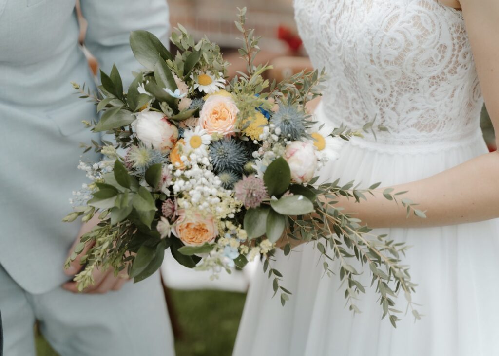 Wiesenblumen-Brautstrauss-Gutshof-Hochzeit