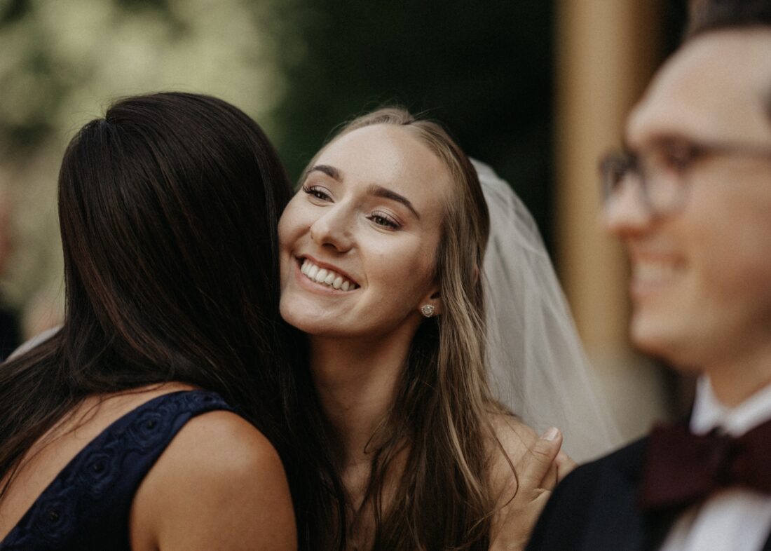 Gästeanzahl-Hochzeit-Gästeliste-Umarmung-Hochzeitsgast